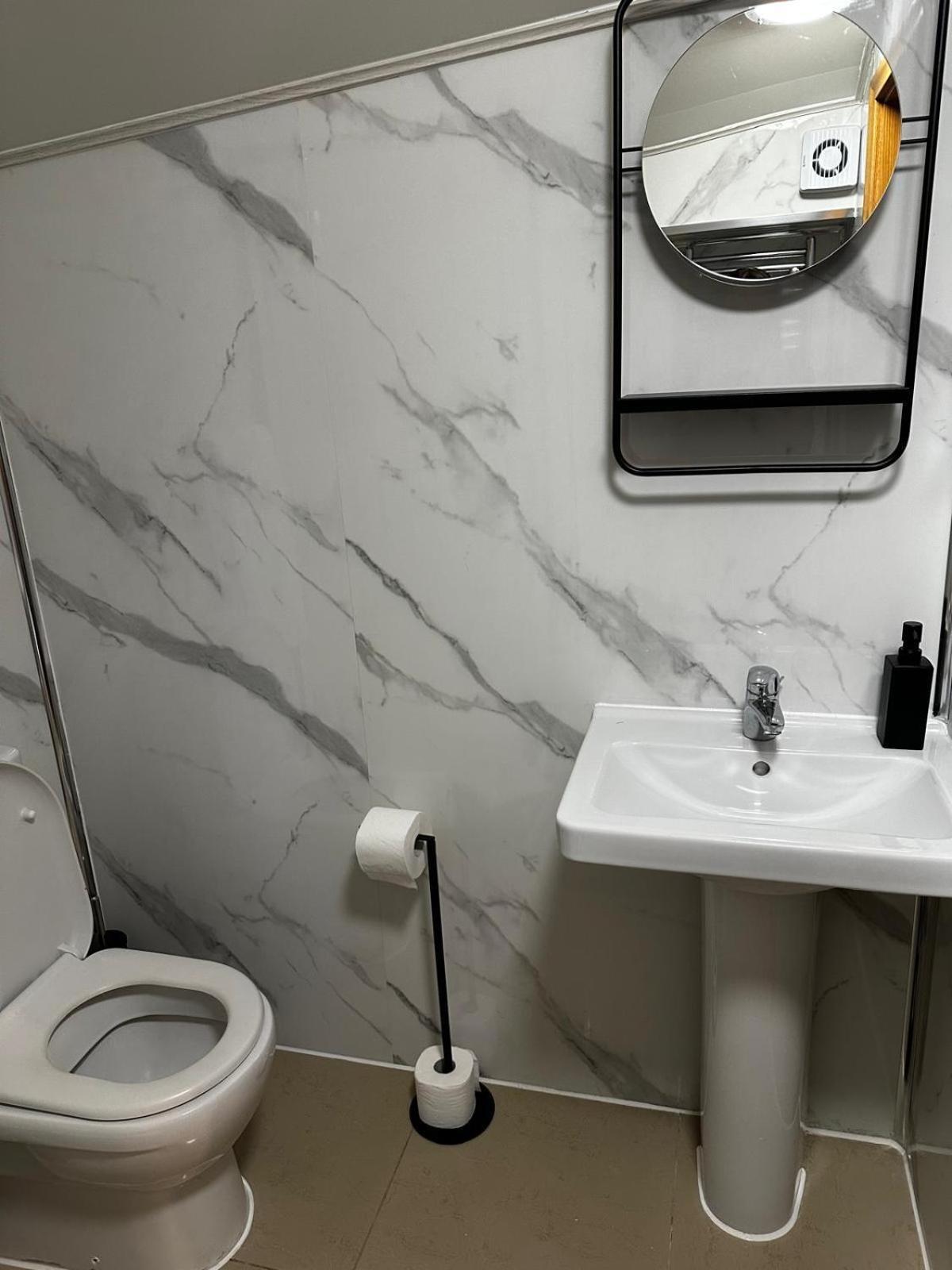 Fb1-Spacious Basement Studio Flat Fits 2- Near Hyde Park 伦敦 外观 照片